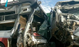 Xe container lấn làn đâm trực diện xe khách, 4 người thương vong