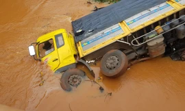 Xe tải lao xuống suối, tài xế may mắn thoát chết