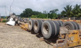 Container lật ngửa, tài xế được cứu trong tình trạng nguy kịch