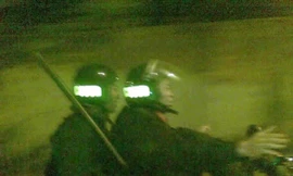 Truy tìm người mặc trang phục CSCĐ lái xe bằng chân