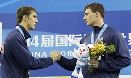Phelps (trái) chúc mừng chiến thắng của đồng đội Lochte Ảnh: A.P