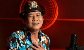 Tuấn Vũ tái xuất say đắm với 'Hoa sứ nhà nàng'