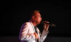 'Ông hoàng nhạc nghèo' trổ tài làm bánh xèo, lộ cuộc sống gia đình êm ấm