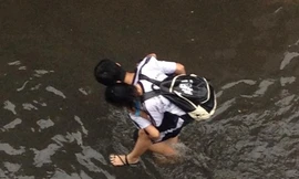Teen Sài thành cõng nhau lội 'sông' đến trường