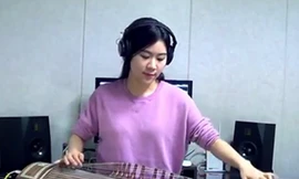 Thiếu nữ chơi nhạc Rock bằng đàn tranh