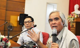 Nhiếp ảnh gia Nick Út trao đổi nghiệp vụ với phóng viên Tiền Phong