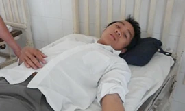 Tranh cướp quặng vàng, hai người nhập viện