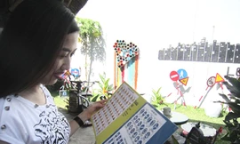 Quán cà phê làm bằng... biển báo giao thông