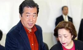 Đệ nhất phu nhân Nhật Bản Nobuko Kan và Phu quân trong một cuộc bỏ phiếu