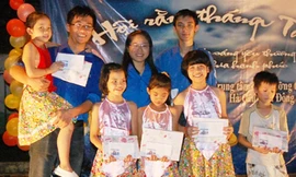 Trẻ mồ côi vui mừng phá cỗ đêm hội trăng Rằm