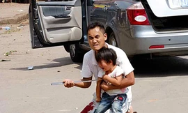 Cha dí kiếm vào ngực con gái, dọa cảnh sát