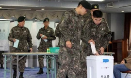 Binh sĩ Hàn Quốc bỏ phiếu bầu cử tổng thống sớm