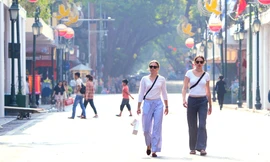 Hà Nội dịu nhiệt bất ngờ, điểm vui chơi dần đông đúc