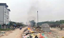 Dân 'kêu trời' vì đường xuống cấp, rác bủa vây nhiều năm giữa Thủ đô