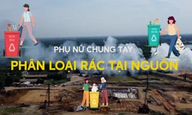 Phụ nữ chung tay phân loại rác tại nguồn