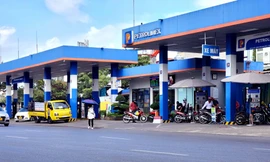 Hết cảnh rồng rắn xếp hàng, người Hà Nội chỉ mất 3 phút đổ đầy bình xăng