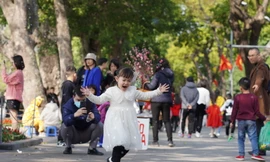 Dòng người du xuân 'chật ních' Hồ Gươm trong chiều Mùng Ba nắng đẹp