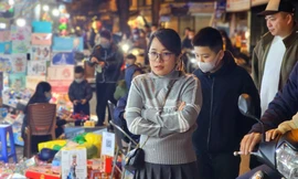 'Phố đồ chơi' ở Hà Nội tấp nập khách tới tận khuya mùng 3 Tết