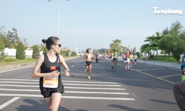 Toàn cảnh màn song đấu kinh điển giữa Ngọc Hoa và Lê Thị Tuyết tại Tiền Phong Marathon 2024 - Dấu chân mặt trời