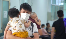 6.000 trẻ đến Bệnh viện Nhi khám mỗi ngày, chủ yếu bệnh đường hô hấp