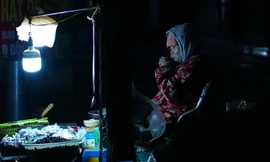 Lao động đường phố nhọc nhằn mưu sinh trong đêm rét sâu đầu đông ở Hà Nội