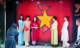 Người Hà Nội rạng rỡ đón Tết Độc lập trong nắng thu vàng