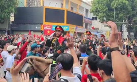 Người dân đứng kín bên đường chào đón các chiến sĩ diễu binh, diễu hành sáng 30/4