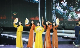 Video màn trình diễn áo dài và hô tên của 25 thí sinh Hoa hậu Việt Nam