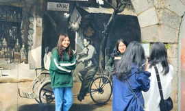 Được 'thay áo mới', phố bích họa Phùng Hưng đông vui ngày cuối tuần 