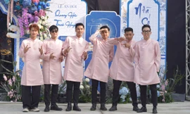 Nguyên dàn TikToker triệu view bê tráp trong đám hỏi Quang Hải 