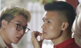 Khoảnh khắc hiếm có khó tìm của Quang Hải, ngồi trang điểm trong ngày trọng đại nhất cuộc đời