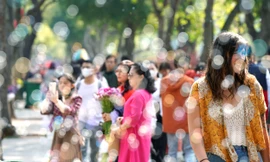 Nắng ấm, hồ Hoàn Kiếm đông nghịt người chiều mùng 3 Tết