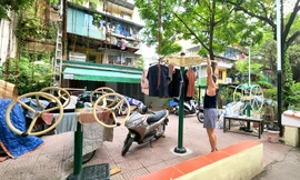 Cảnh lấn chiếm lộn xộn và nhếch nhác tại sân chơi khu tập thể Bắc Thành Công