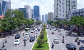 Mưa giảm dần, người dân Thủ đô đón cuối tuần nắng đẹp 