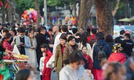 Hồ Gươm đông nghẹt người mùng 2 Tết