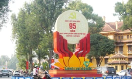 Phố phường Hà Nội trang hoàng rực rỡ chào mừng ngày thành lập Đảng