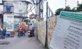 Người dân khổ sở đi lại qua 'ma trận' ga ngầm S12 đường sắt Nhổn - Ga Hà Nội 