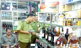 Thu hàng nghìn bao thuốc lá và rượu ngoại nhập lậu