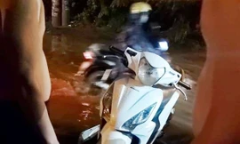 Chạy xe trên đường ngập, 3 người bị điện giật thương vong