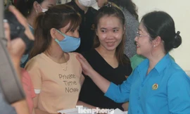 Bình Dương trao hỗ trợ cho công nhân vùng lũ có hoàn cảnh khó khăn