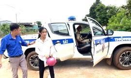 Bố đột ngột qua đời, nữ sinh nén đau buồn vượt ‘vũ môn’