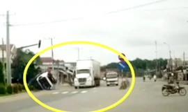 Xe tải chao đảo, lật nhào ở Bình Dương