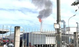 Nhà xưởng trong khu công nghiệp bốc cháy, công nhân nháo nhào bỏ chạy