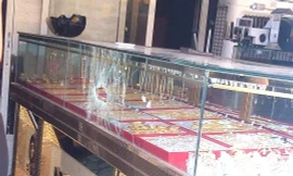 Thêm một tiệm vàng ở Bình Dương bị cướp tấn công