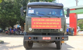 Quân đội huy động xe chuyên dụng mang hàng thiết yếu đến người dân Bình Dương