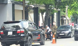 Ô tô ‘điên’ tông liên hoàn các phương tiện và biển báo rồi bỏ chạy