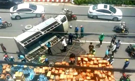 Người dân giúp tài xế gom hàng trăm thùng nước ngọt đổ ra đường