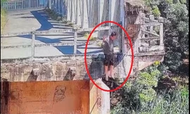 Video: Thanh niên dập đầu vào thành cầu rồi nhảy xuống sông ở Bình Dương