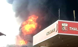 Công ty sản xuất mút xốp sát cây xăng chìm trong biển lửa sau tiếng nổ lớn