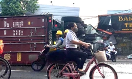 Xe container lật nhào lao vào nhà dân ở Bình Dương